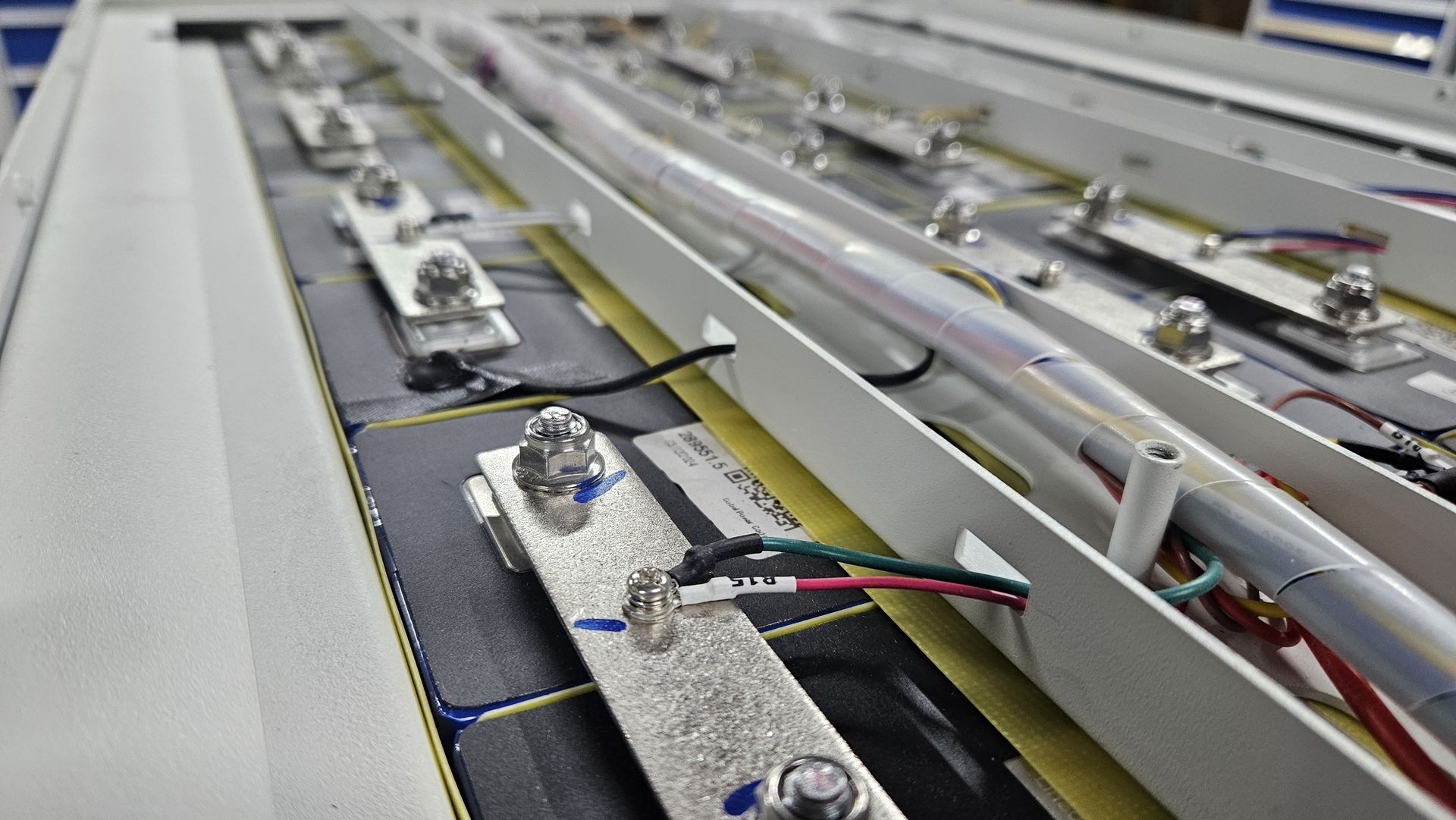 Assemblage de batterie stockage solaire chez Meca-Sol